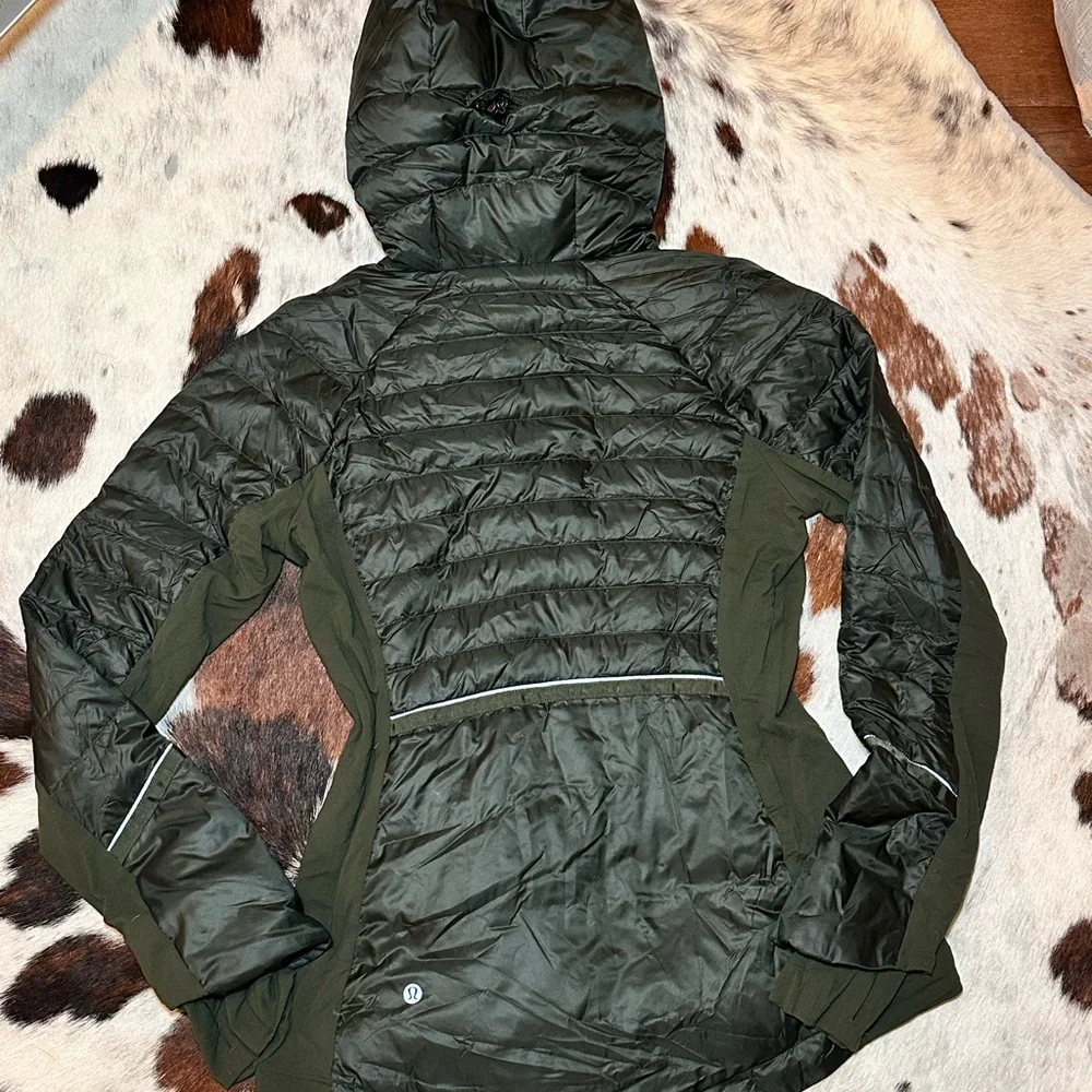 Lululemon Down For A Run Jacket II in 
Gator Green - Picture 5 of 6